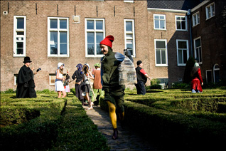 Photo 3: Fools and Mad mingling in courtyard (photo Markus Karjalainen)